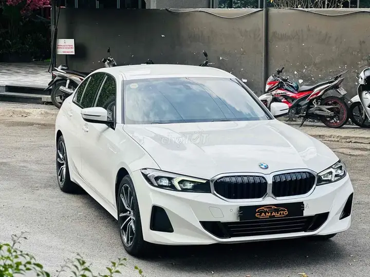BMW 3 Series 2023 photo 2