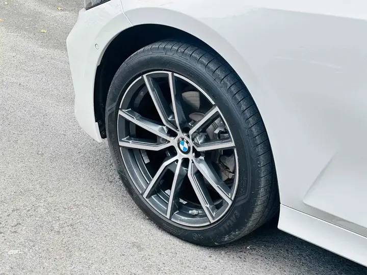 BMW 3 Series 2023 photo 3