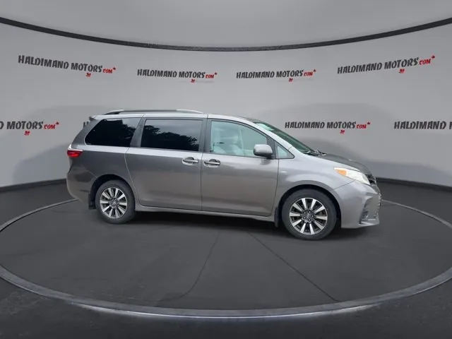 Toyota Sienna 2018 photo 2