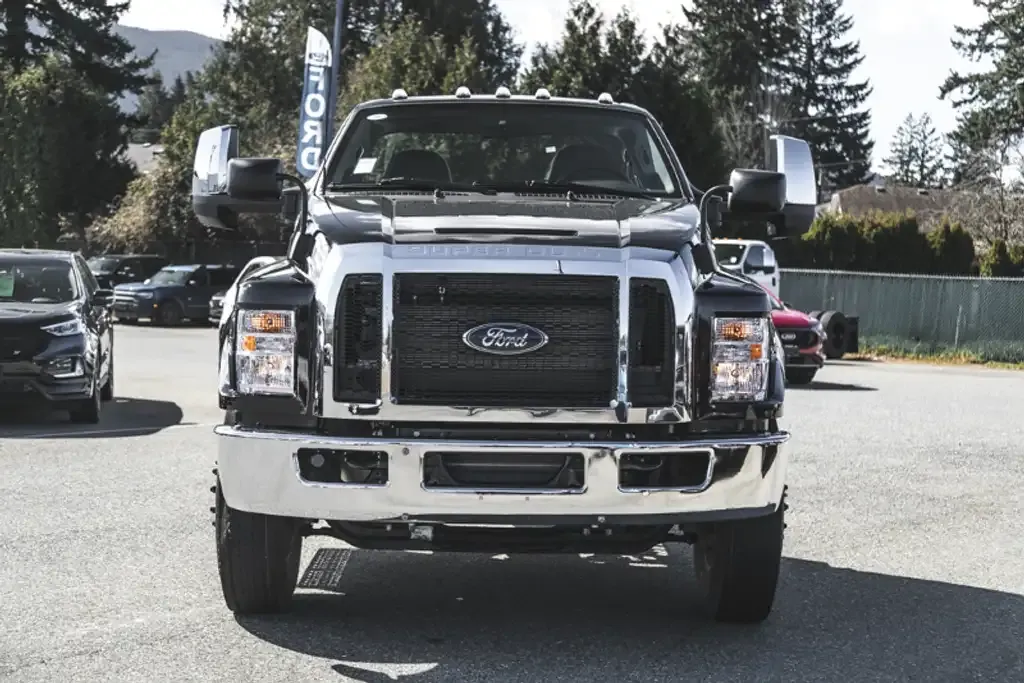 Ford F-750 Super Duty 2027 photo 2