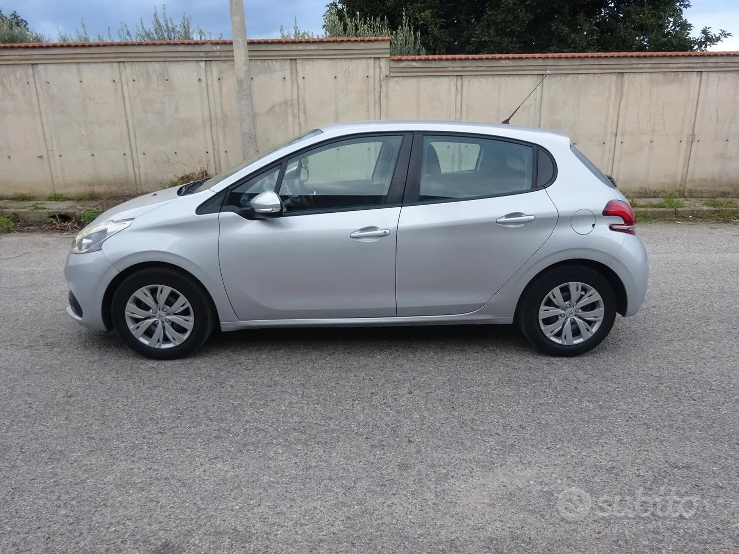 Peugeot 208 2015 photo 4