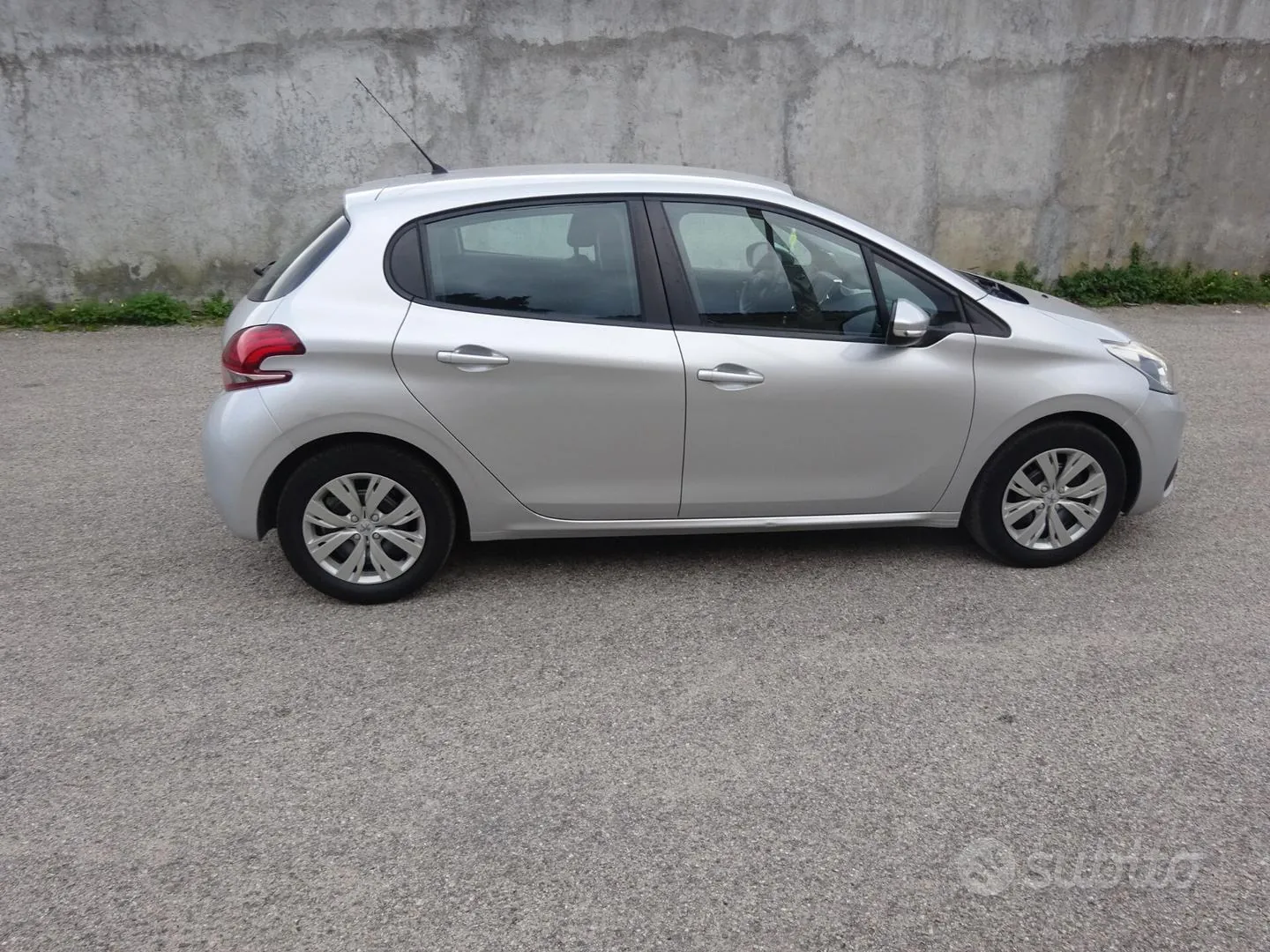 Peugeot 208 2015 photo 5
