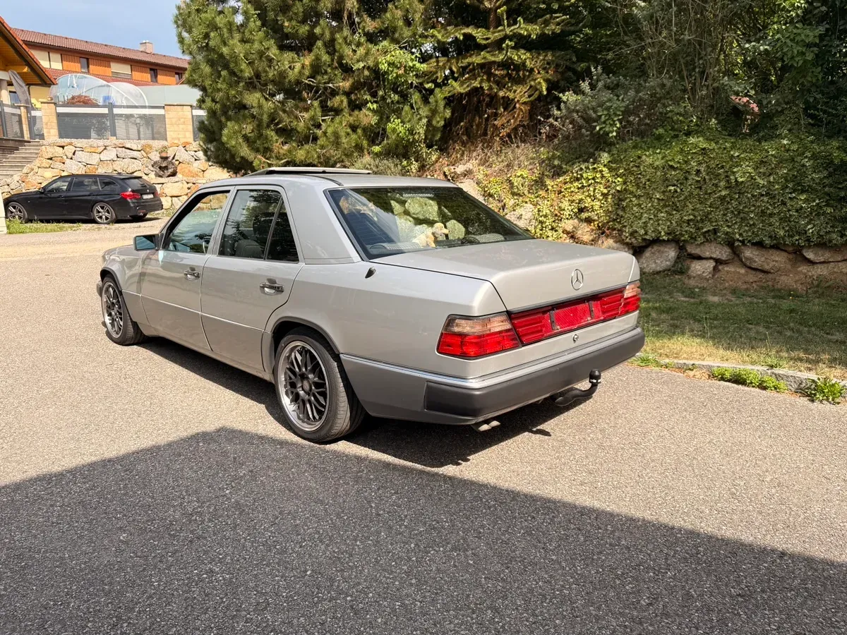 Mercedes-Benz Eklasse 1993 photo 3