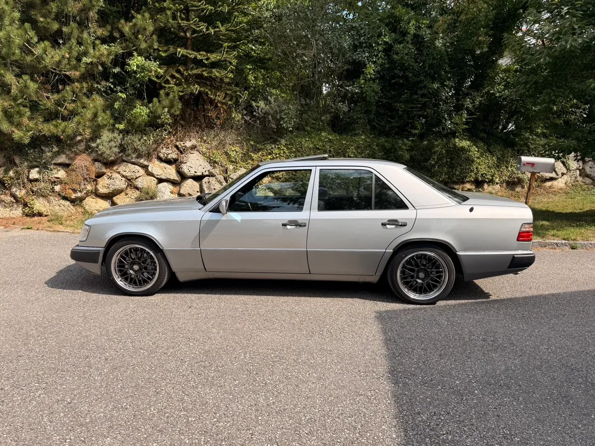 Mercedes-Benz Eklasse 1993 photo 2