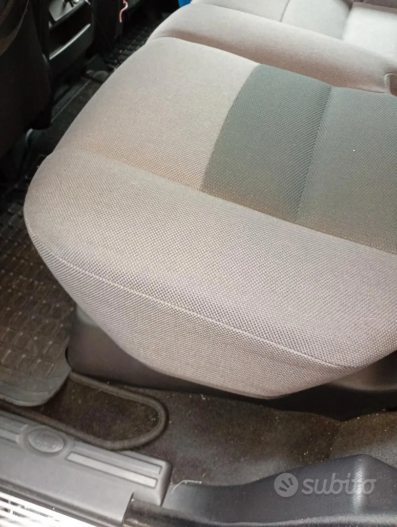 Land Rover Discovery 2010 photo 4