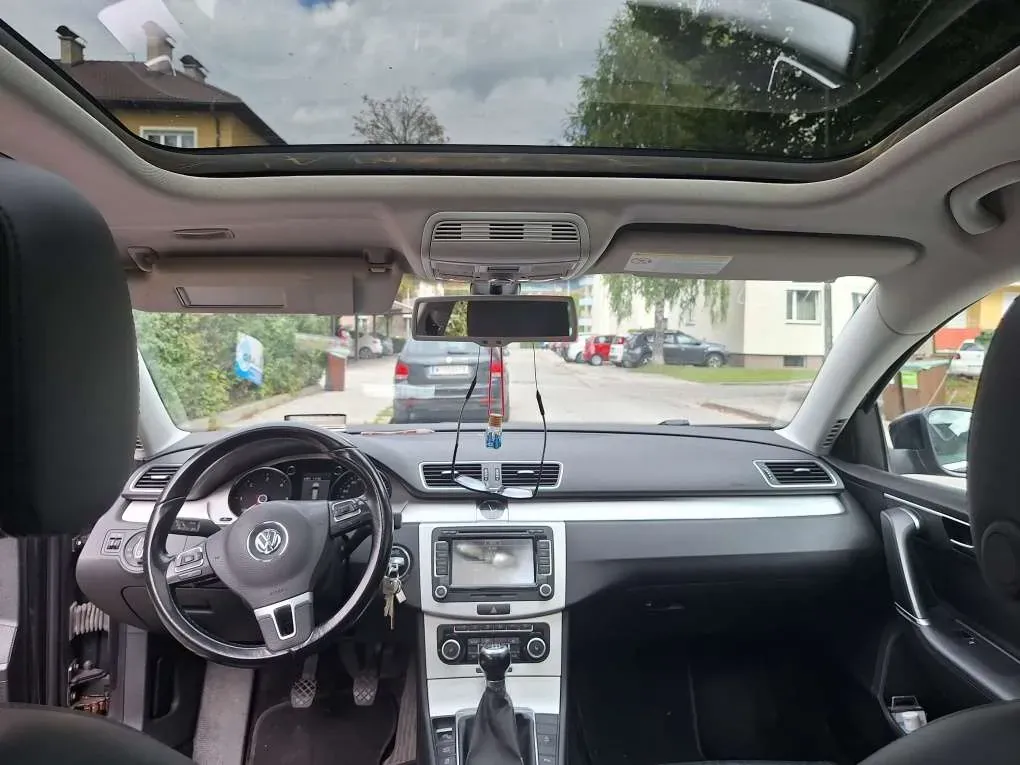 Volkswagen Passat 2011 photo 2