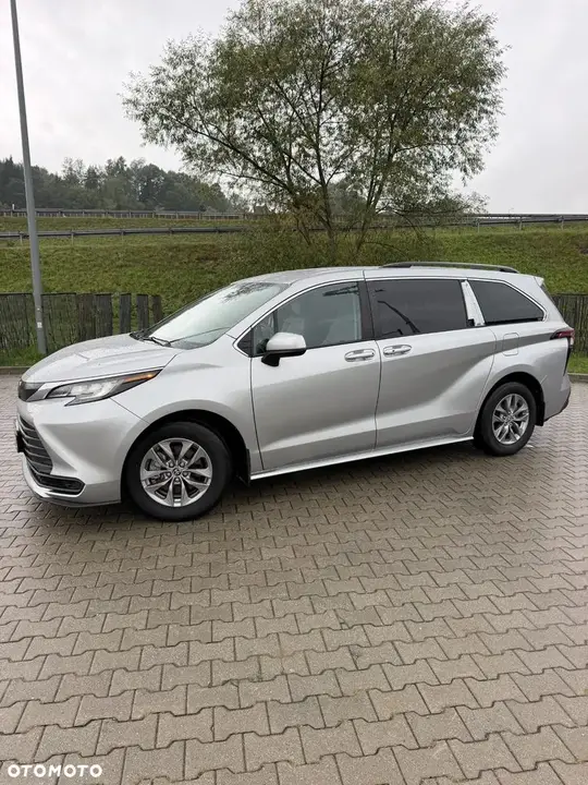 Toyota Sienna 2023 photo 2