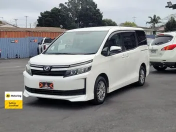 Toyota Voxy 2015 photo 3