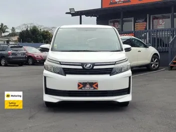 Toyota Voxy 2015 photo 2