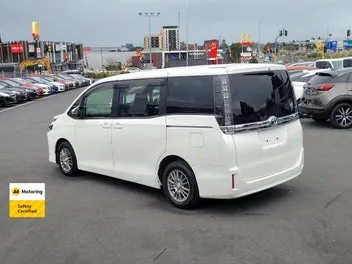 Toyota Voxy 2015 photo 5