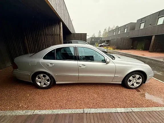 Mercedes-Benz E 220 D 2005 photo 4
