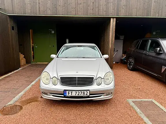 Mercedes-Benz E 220 D 2005 photo 2