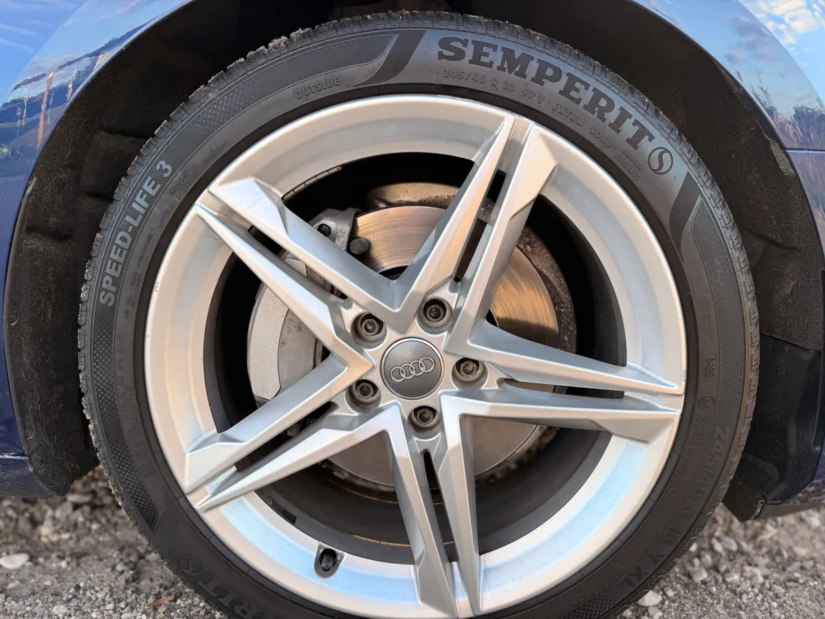 Audi A4 2018 photo 2