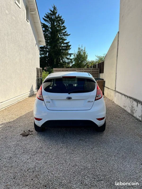 Ford Fiesta 2016 photo 2