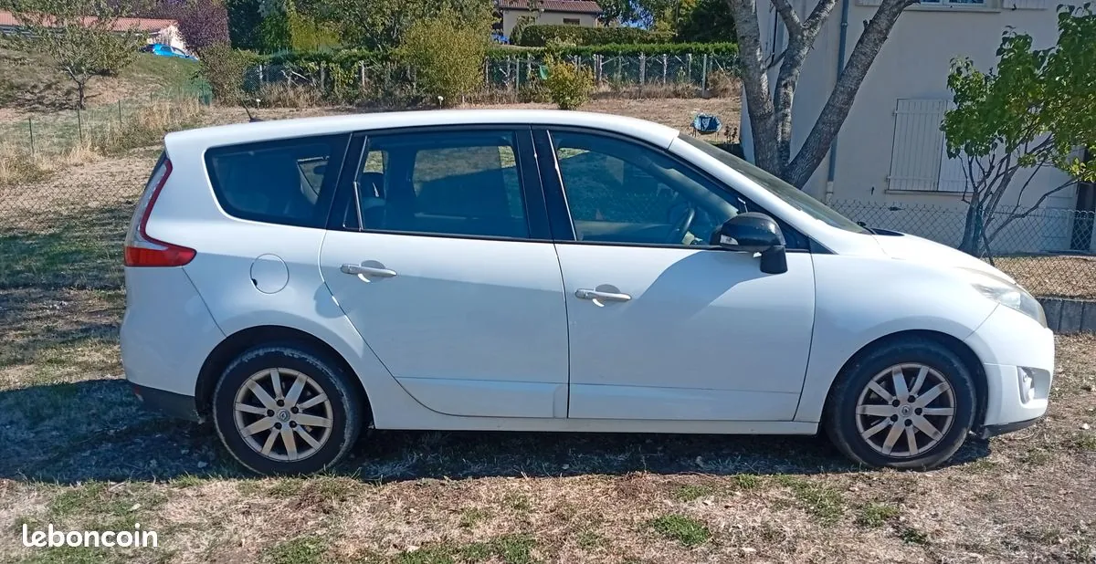 Renault Grand Scenic 2011 photo 2