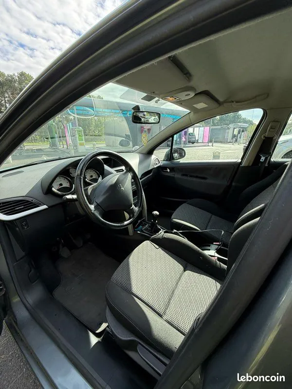 Peugeot 207 2009 photo 2