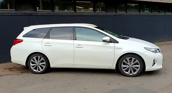 Toyota Auris 2014 photo 2