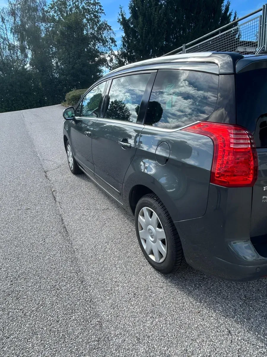Peugeot 5008 2011 photo 2