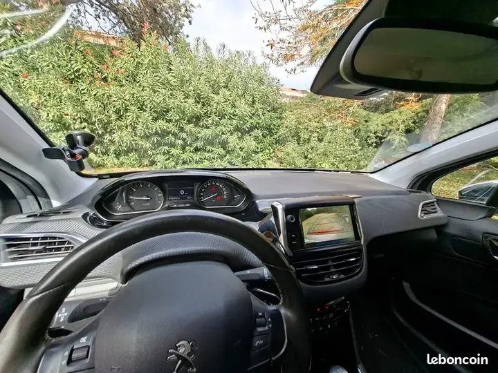 Peugeot 208 2019 photo 3