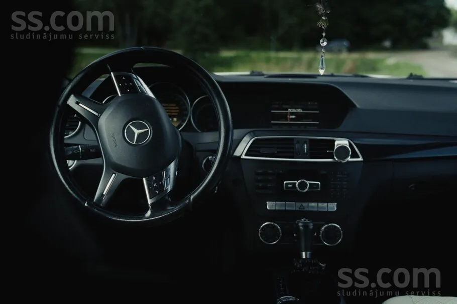 Mercedes-Benz C220 2011 photo 2