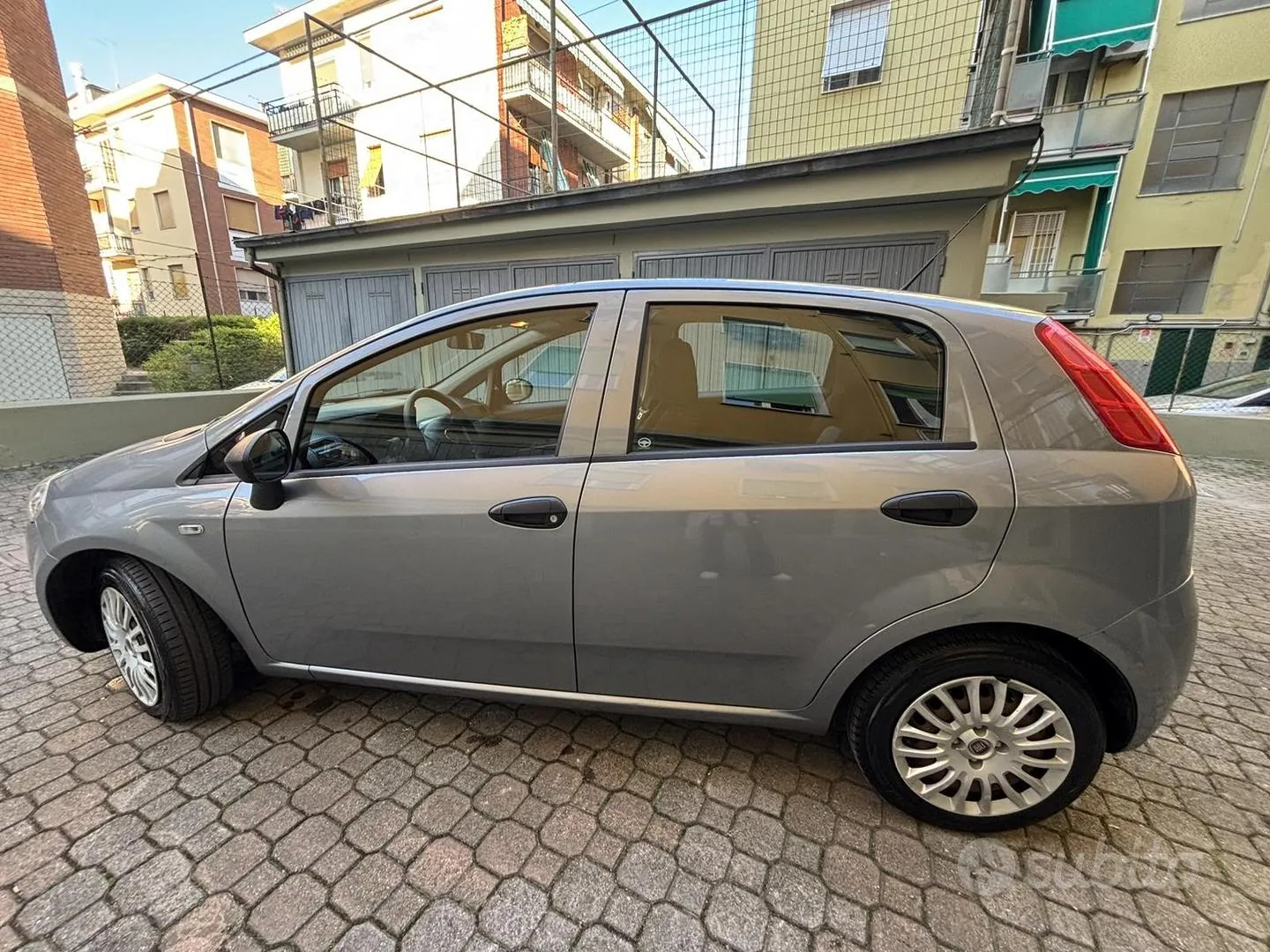 Fiat Grande Punto 2011 photo 2
