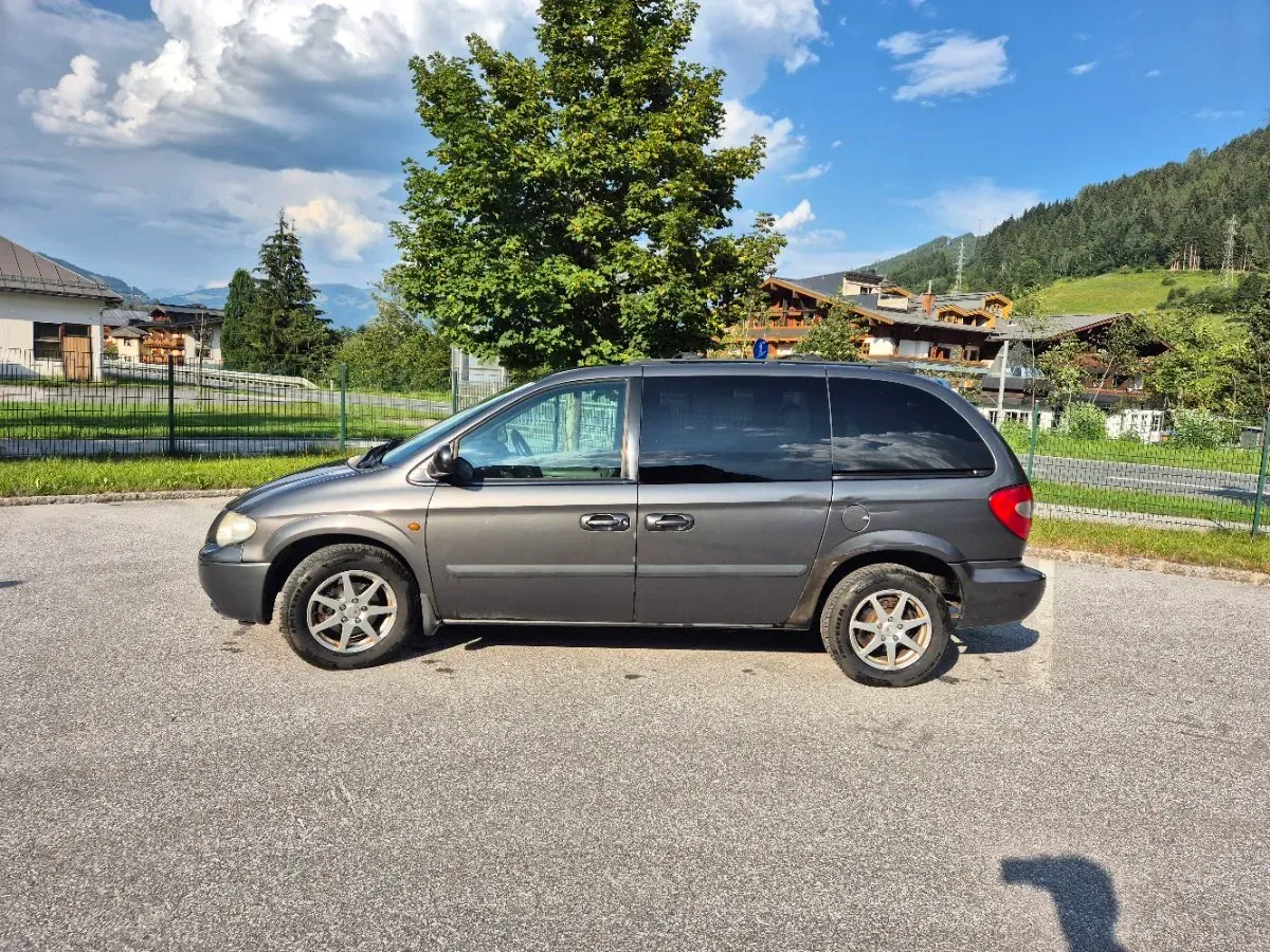 Chrysler Voyager 2005 photo 2