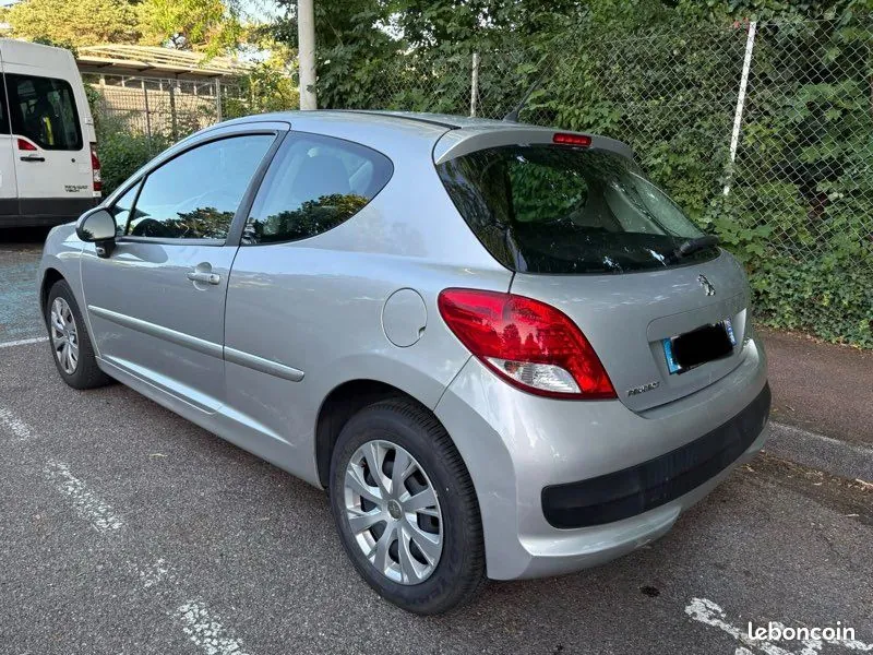 Peugeot 207 2012 photo 3