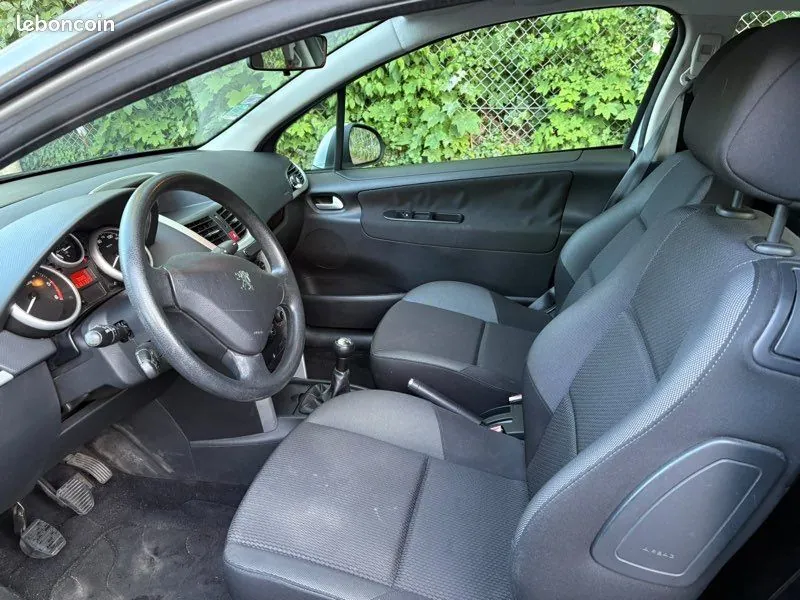 Peugeot 207 2012 photo 2