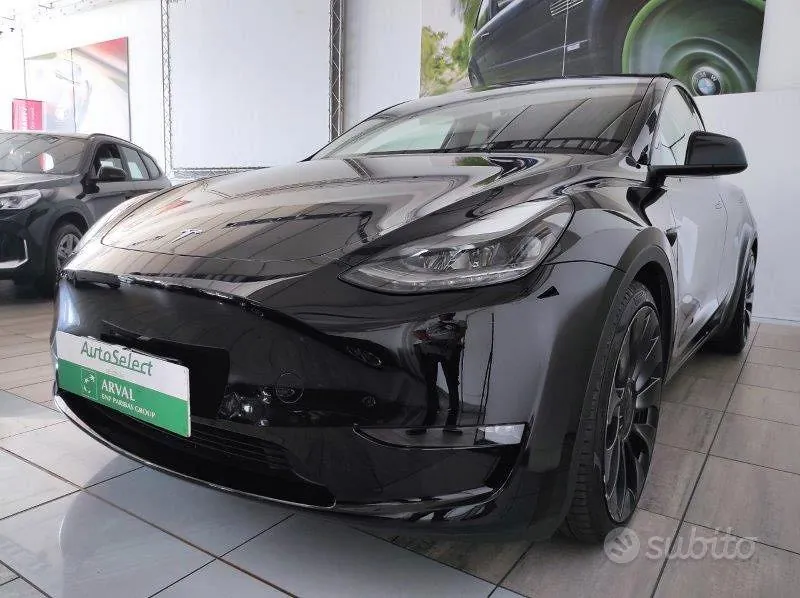 Tesla Model Y 2023 photo 2