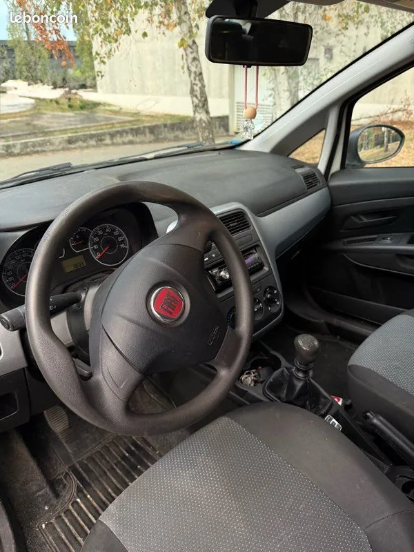 Fiat Grande Punto 2010 photo 3