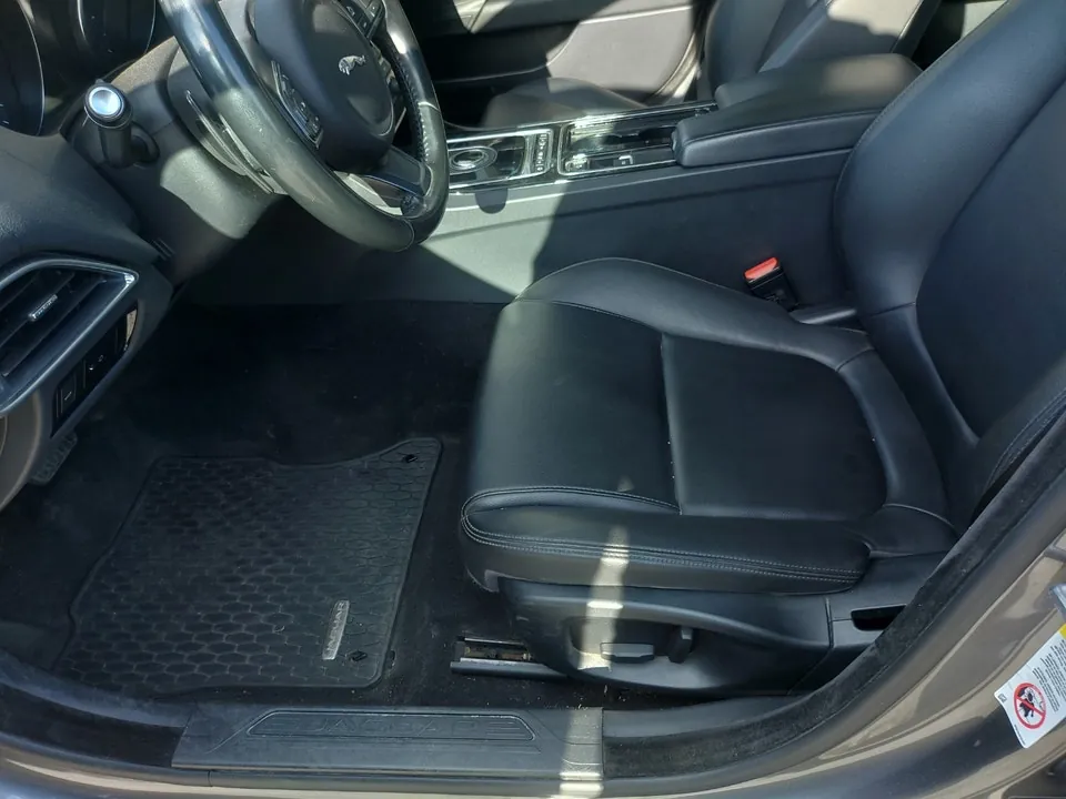 Jaguar Xe 2018 photo 4