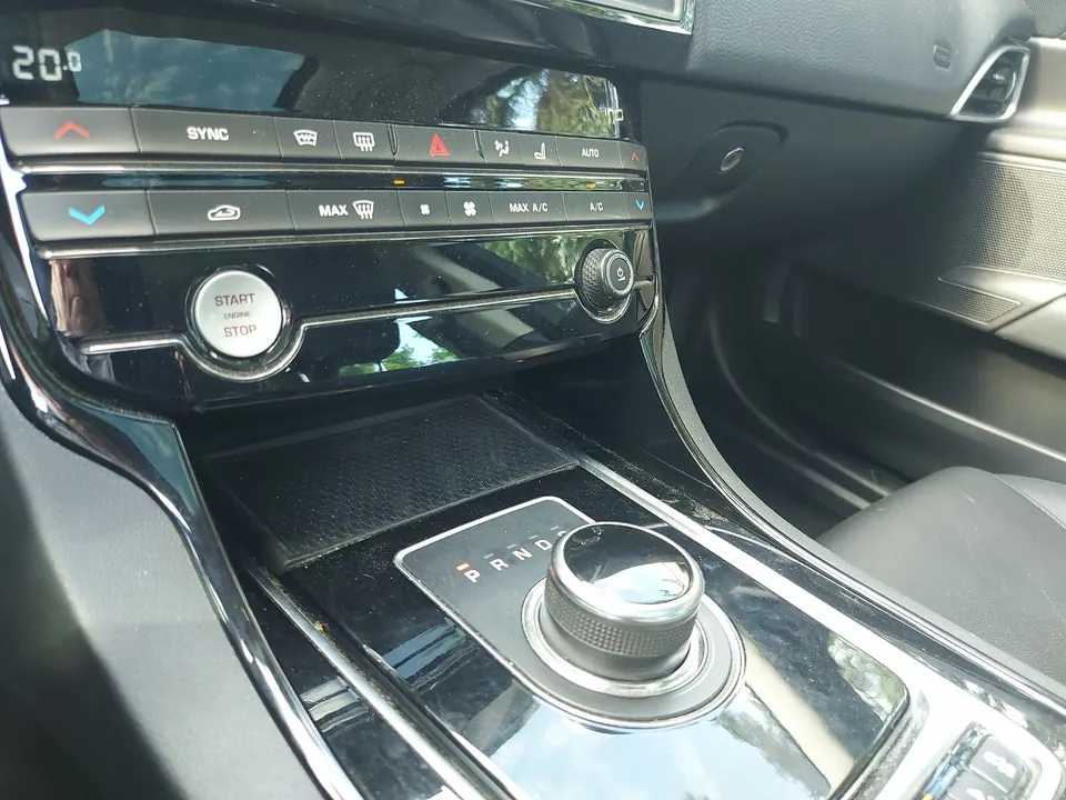 Jaguar Xe 2018 photo 3