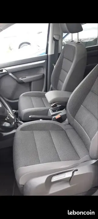 Volkswagen Touran 2011 photo 2