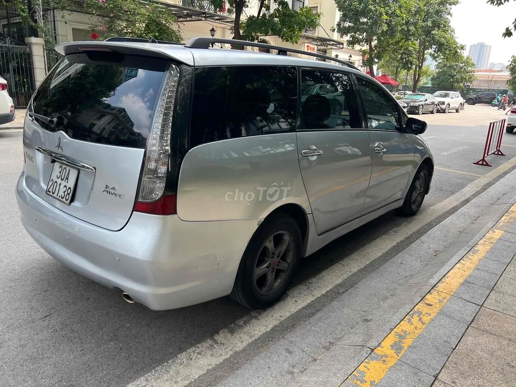 Mitsubishi Grandis 2005 photo 4