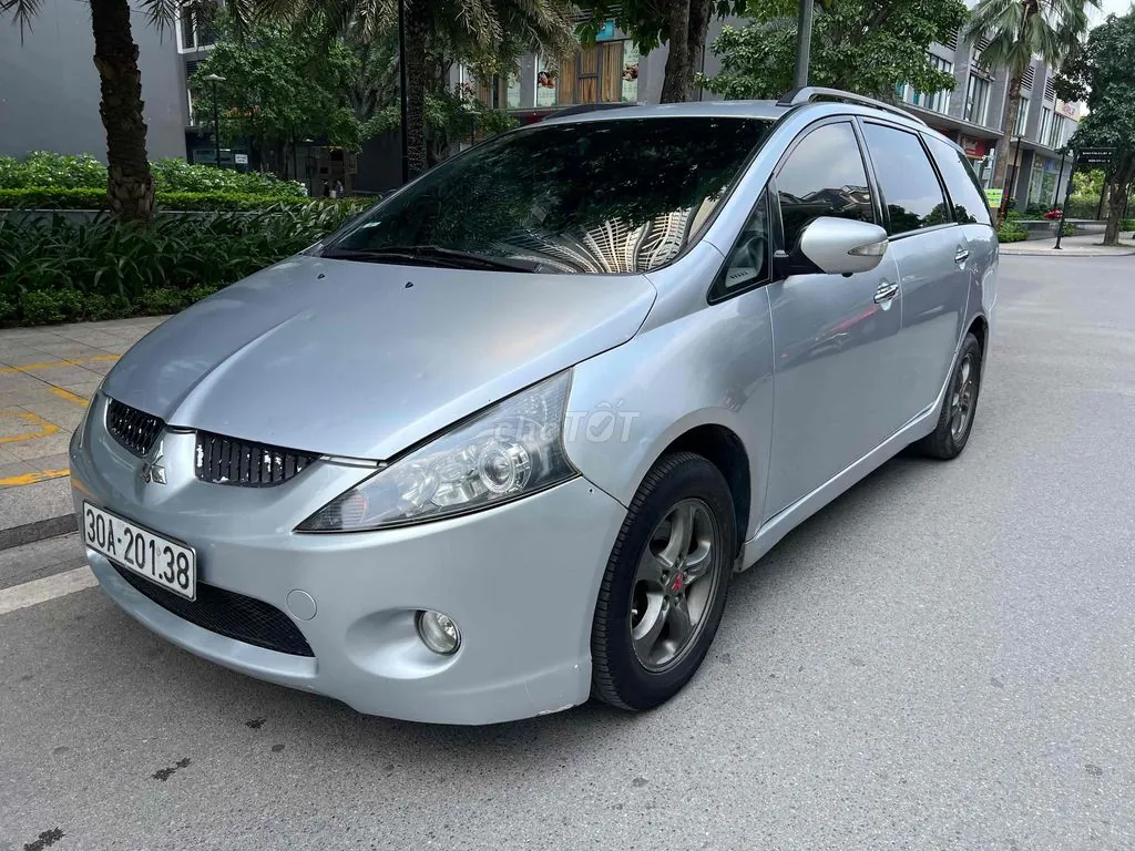 Mitsubishi Grandis 2005 photo 2