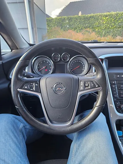Opel Astra 2012 photo 2