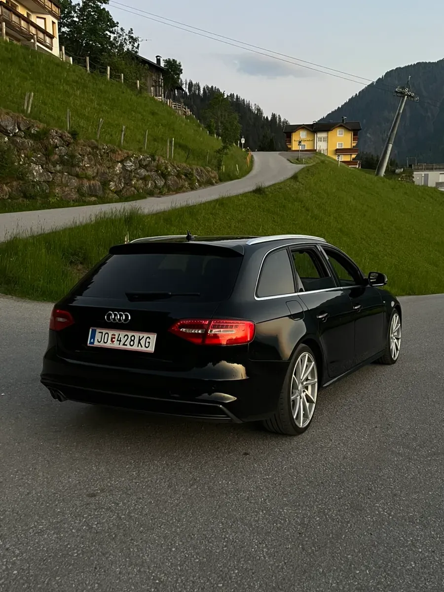 Audi A4 2012 photo 2