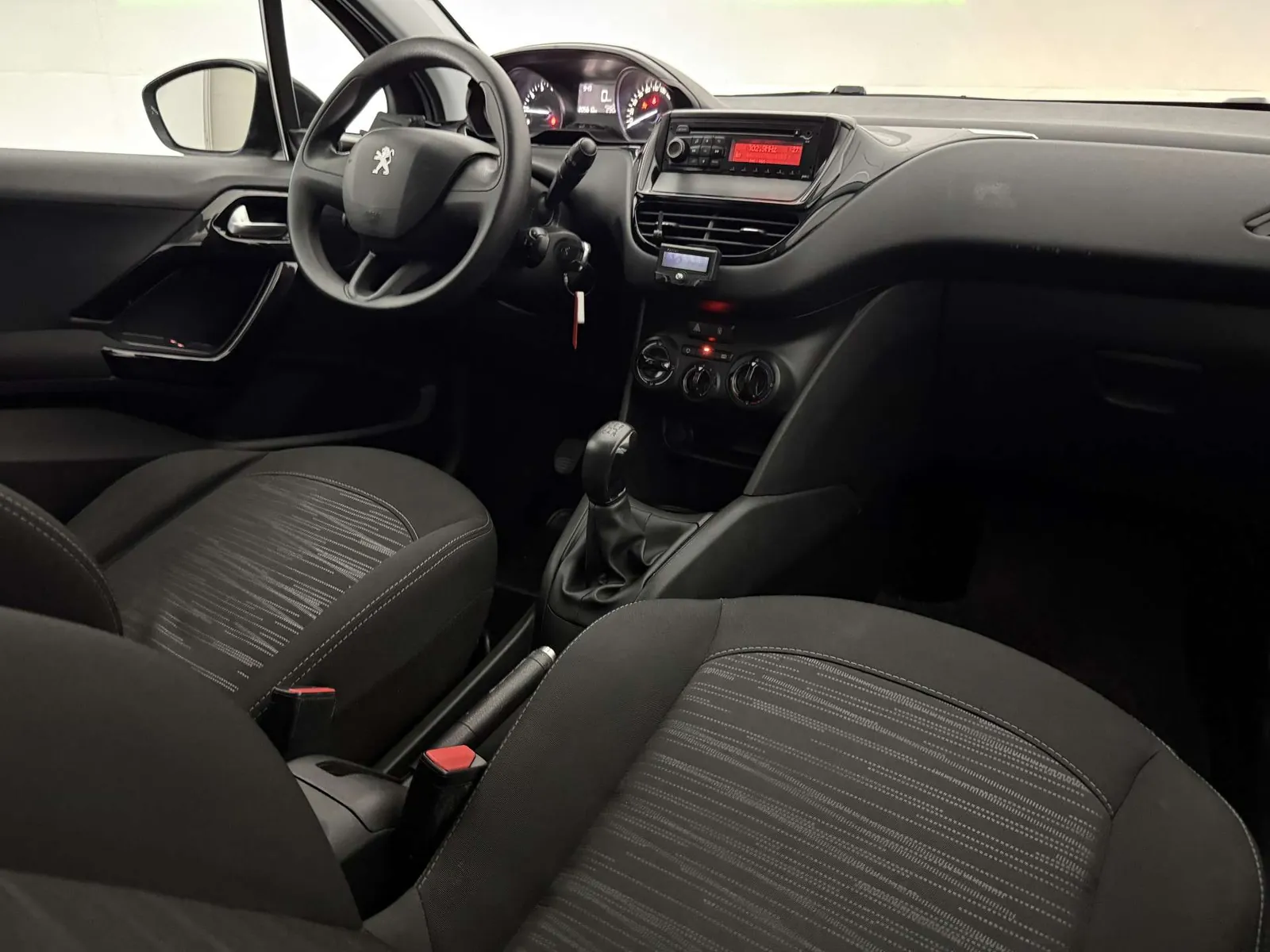 Peugeot 208 2015 photo 4