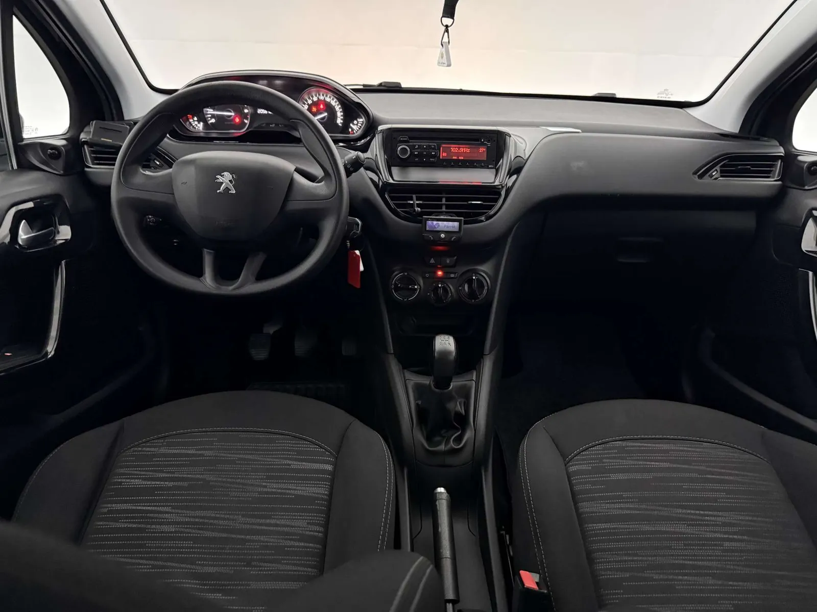 Peugeot 208 2015 photo 2