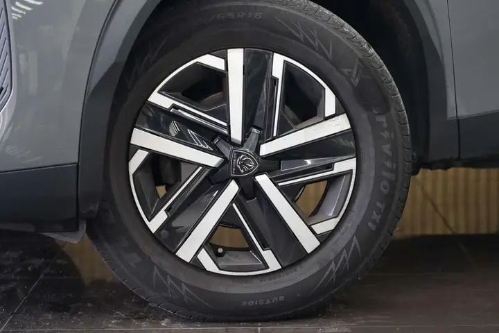 Peugeot 2008 2023 photo 2
