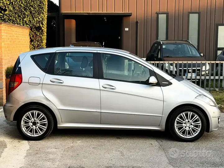 Mercedes-Benz A 180 2009 photo 4