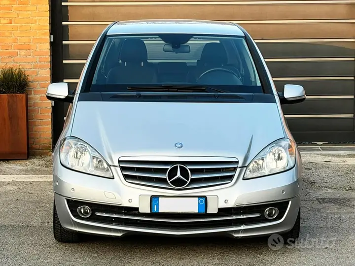 Mercedes-Benz A 180 2009 photo 2