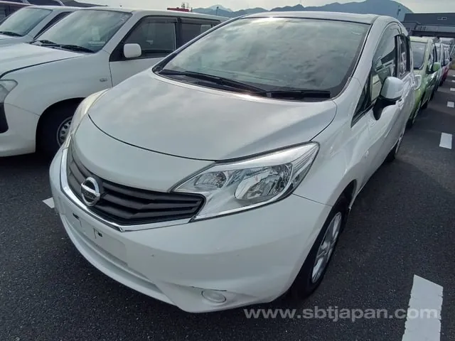 Nissan Note 2013 photo 2