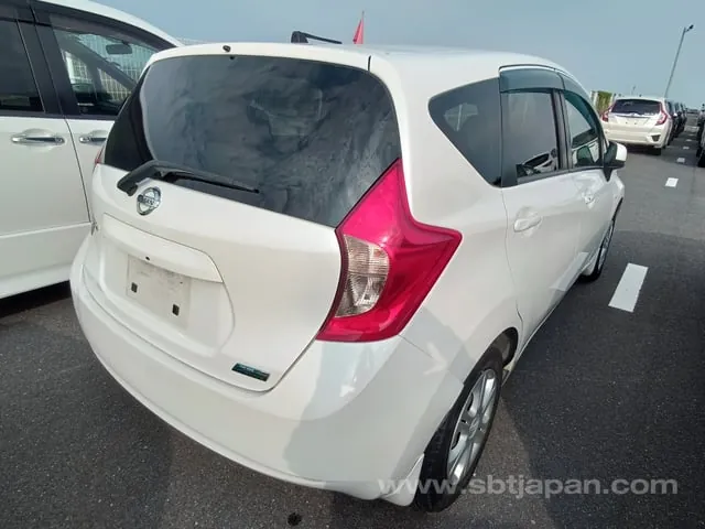 Nissan Note 2013 photo 4