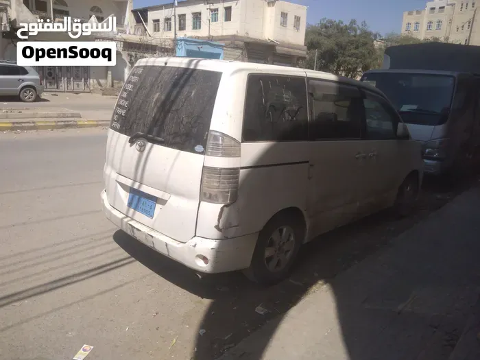 Toyota Voxy 2006 photo 3