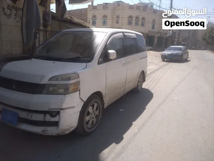 Toyota Voxy 2006 photo 2