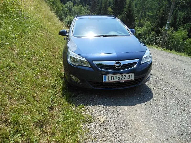 Opel Astra 2013 photo 2
