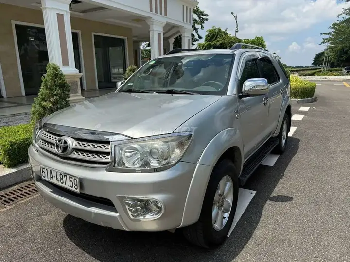 Toyota Fortuner 2010 photo 2