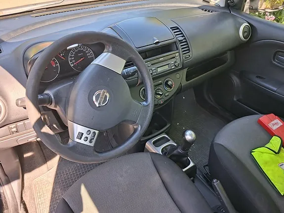 Nissan Note 2010 photo 4