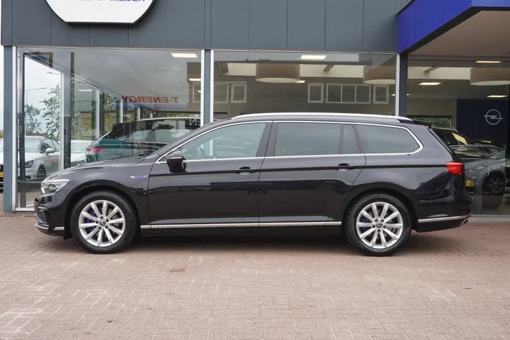 Volkswagen Passat 2022 photo 2